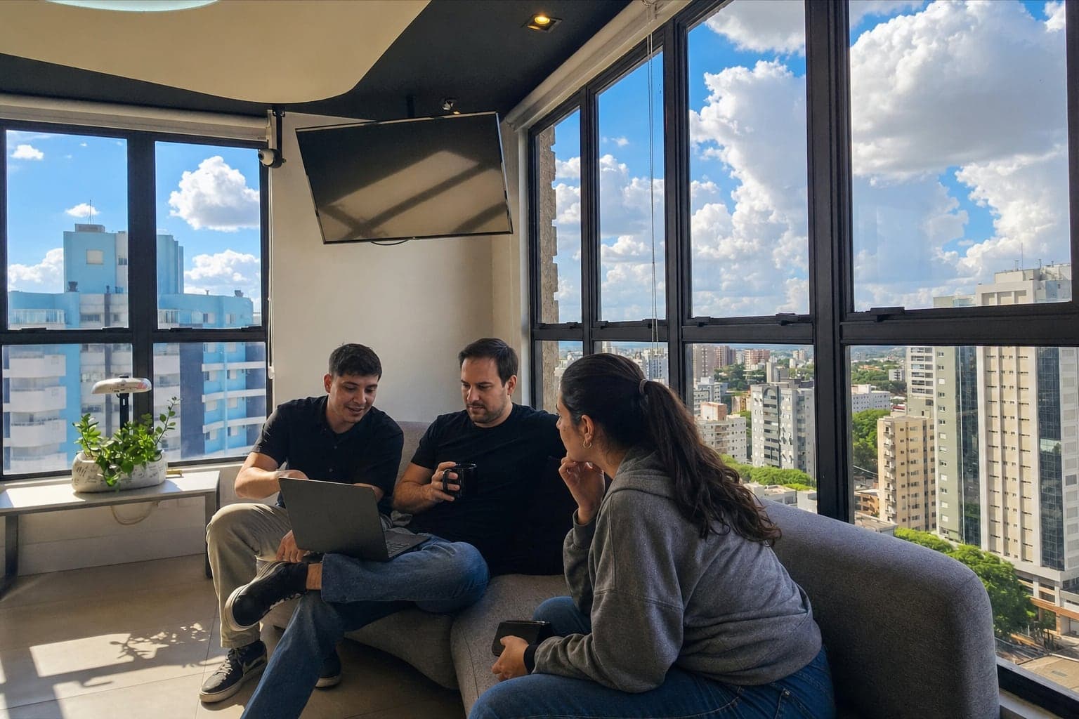 Alisson Enz conversando com o time no lounge do escritório