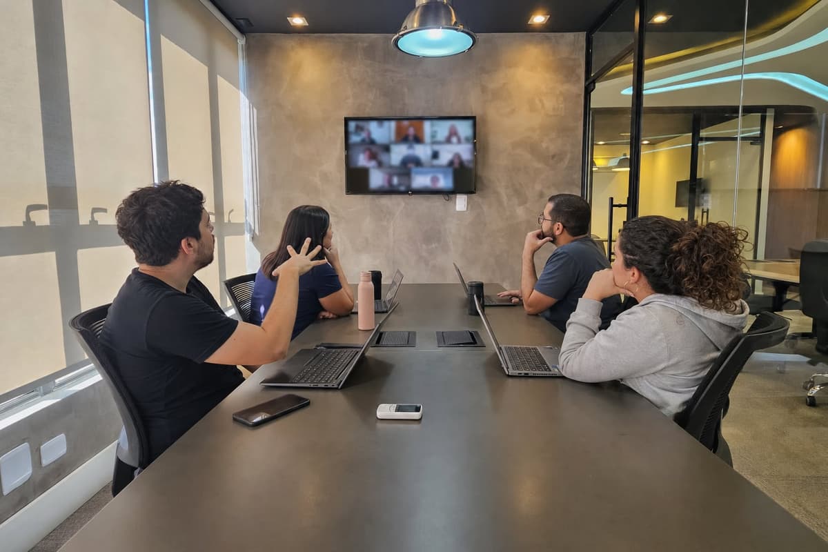 Time da EnzRossi em reunião